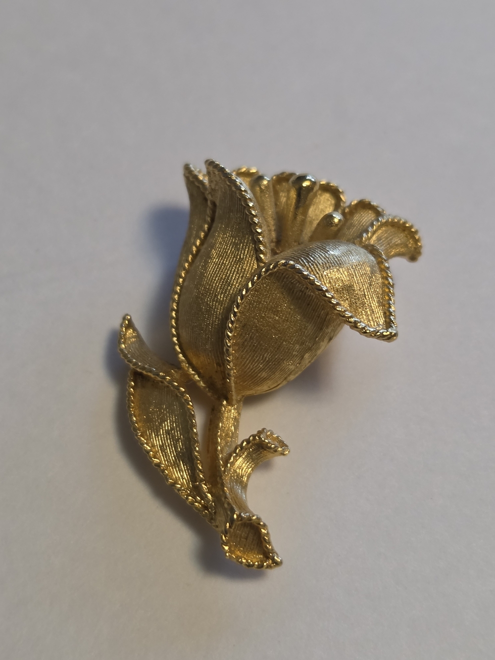 Vtg Crown Trifari 1" Textured Gold-Tone Tulip Floral Brooch